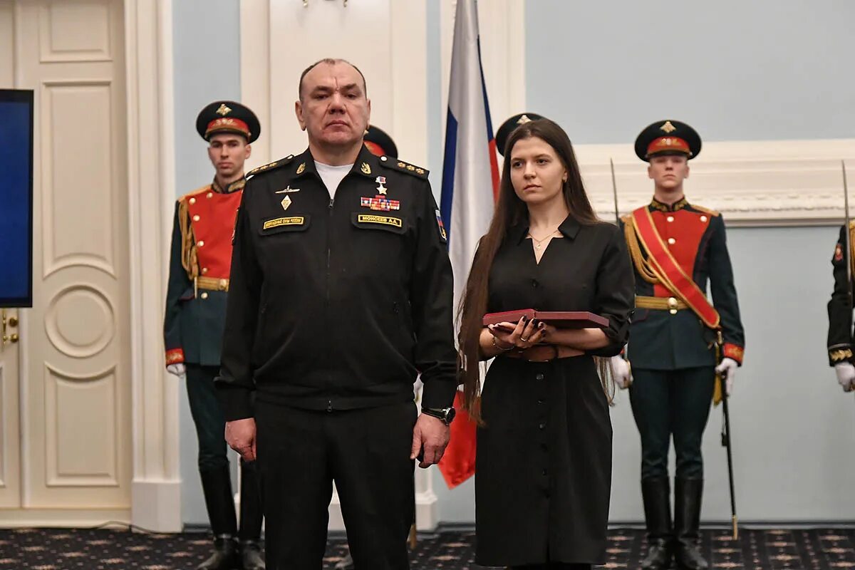 Награждение военнослужащих. Командующий северным флотом наградил героя России.