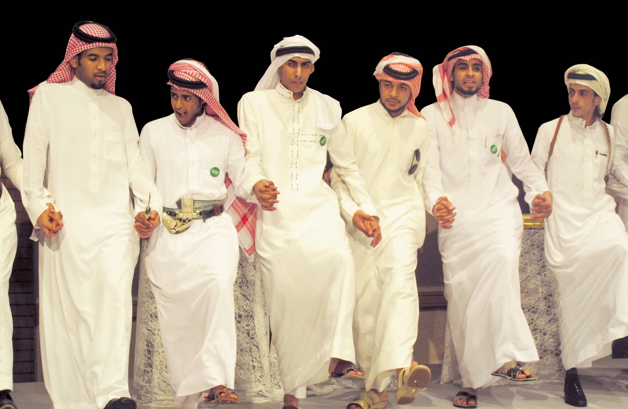 Арабская электронная группа. Национальный костюм Саудовской Аравии. Саудовская Аравия Национальная одежда. Саудовская Аравия нац костюм. Саудовская Аравия Национальная одежда мужчин.