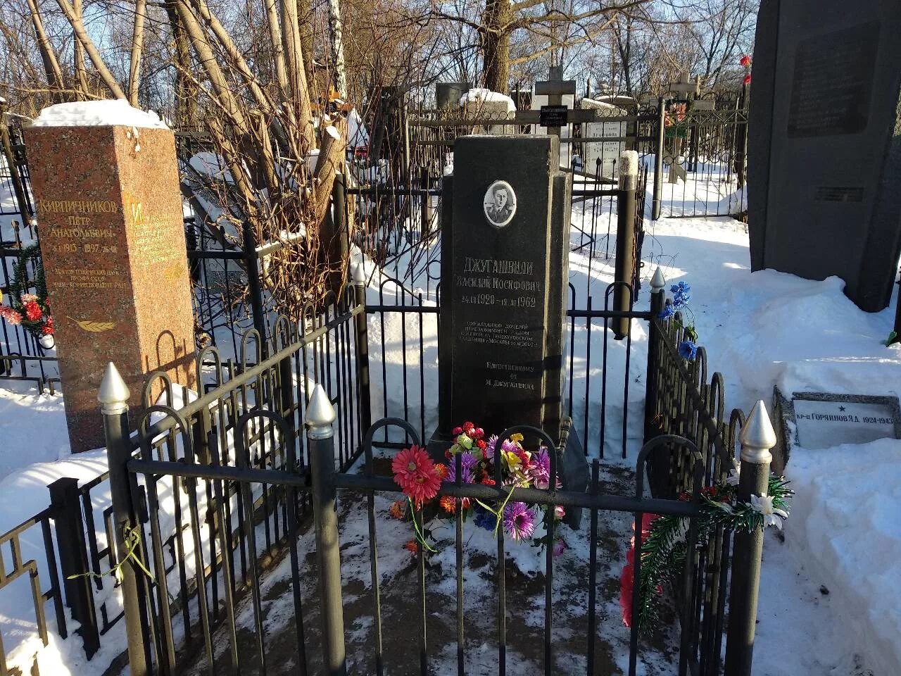 Где похоронили сына сталина. Где похоронили сына сталина. Могила василия сталина на троекуровском кладбище. Могила василия сталина на троекуровском. Где похоронили сына сталина.