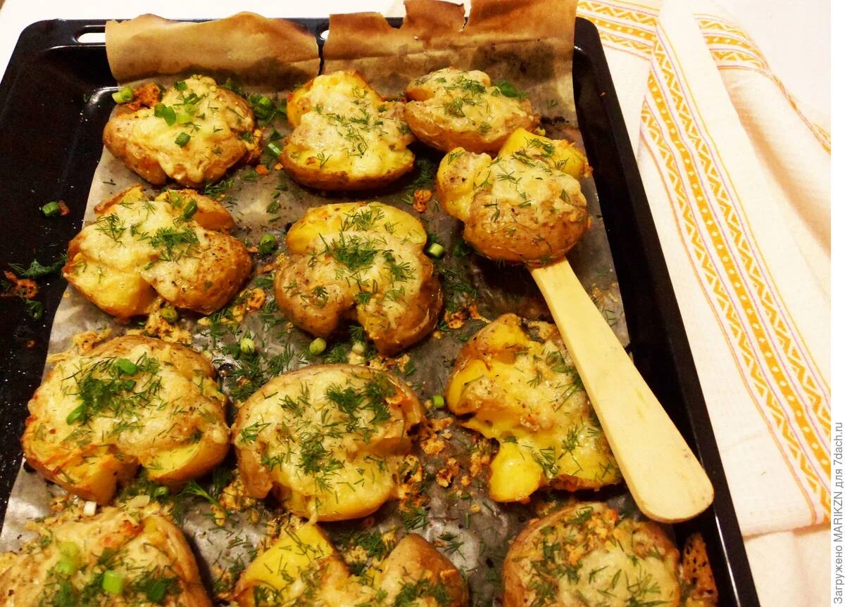 Картошка в духовке с корочкой. Картошка в духовке. Что можно приготовить из картошки для 10 лет. Картофель в мундире в духовке. Печёный картофель в духовке.
