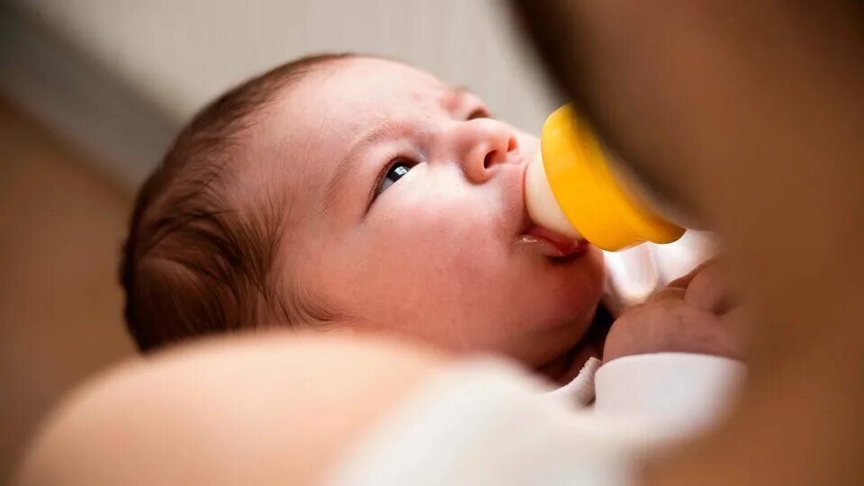 Непереносимость лактозы у грудничков. Ночное кормление ребенка. Утреннее кормление новорожденного. Непереносимость молока у детей.