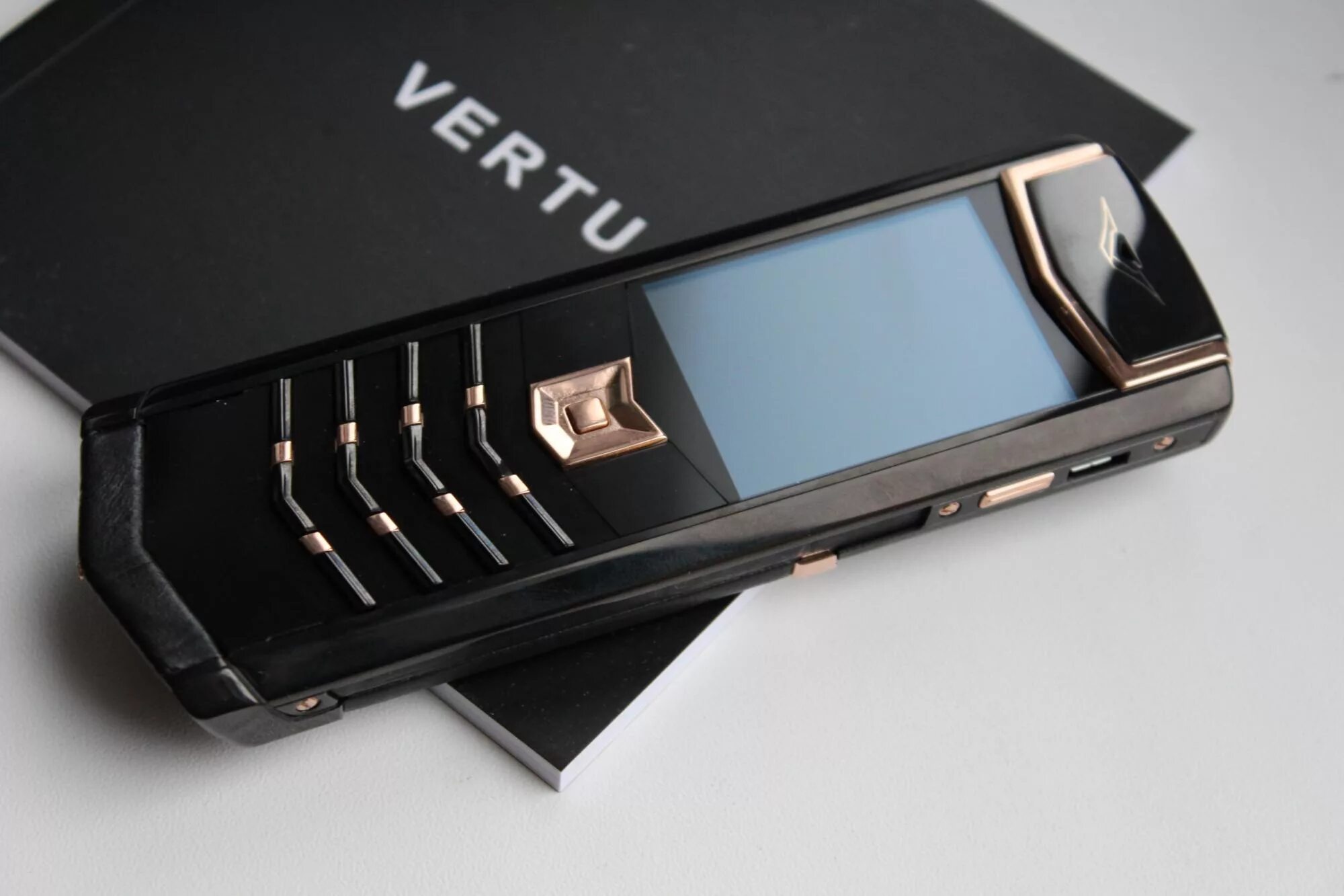 Верту телефон цена 2024. Vertu Signature s Design Gold. Vertu Signature s Design. Vertu v90. Vertu metavertu.