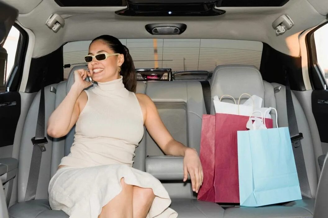 Таксист задних сидений. Таксист задних сидений. Такси внутри. Таксист задних сидений. Заднее сиденье машины.