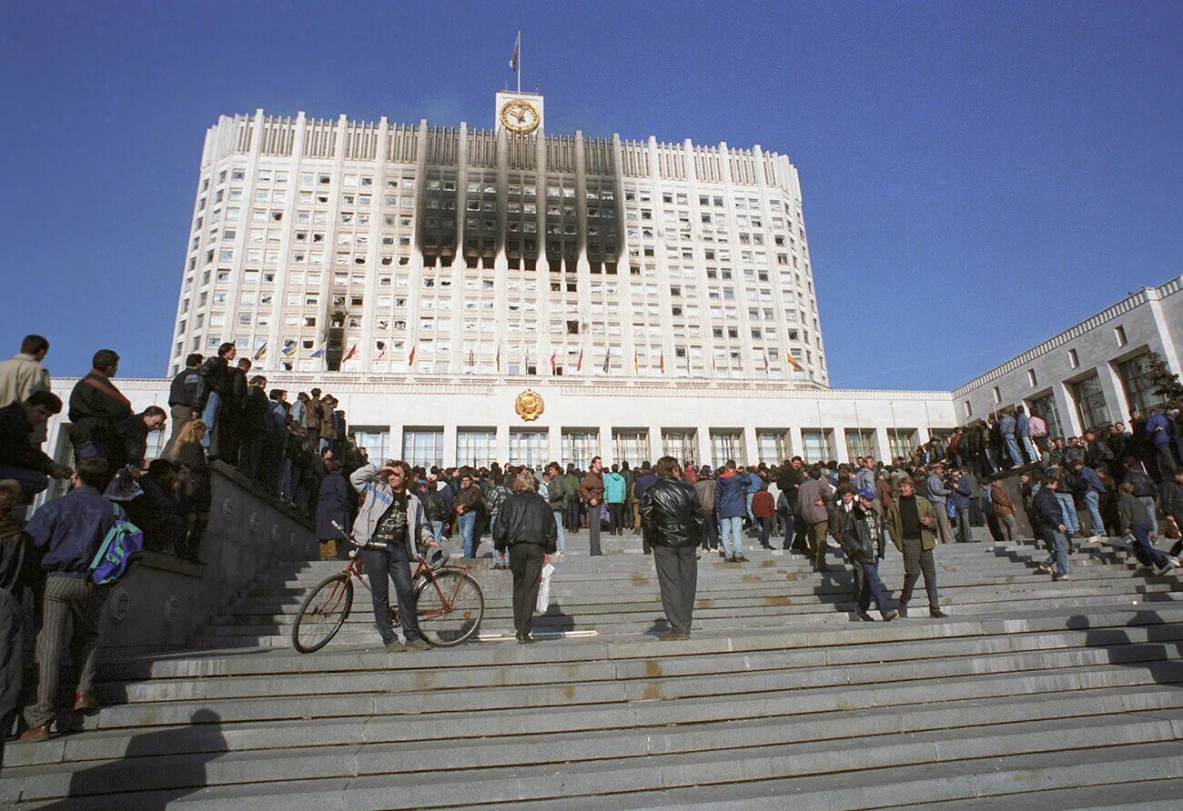 1993 обстрел белого. 1993 Белый дом обстрел. Дом правительства 1993 год. Белый дом обстрел 1993 Ельцин. Конституционный кризис 1993 года обстрел белого дома.