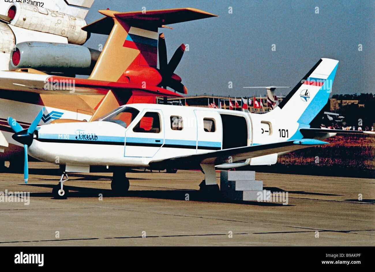 М 101 т. Самолёт м-101т «гжель» кабина. самолет гжель м101-т. м-101т пассажирский самолёт. м-101т лёгкий пассажирский самолёт гжель.