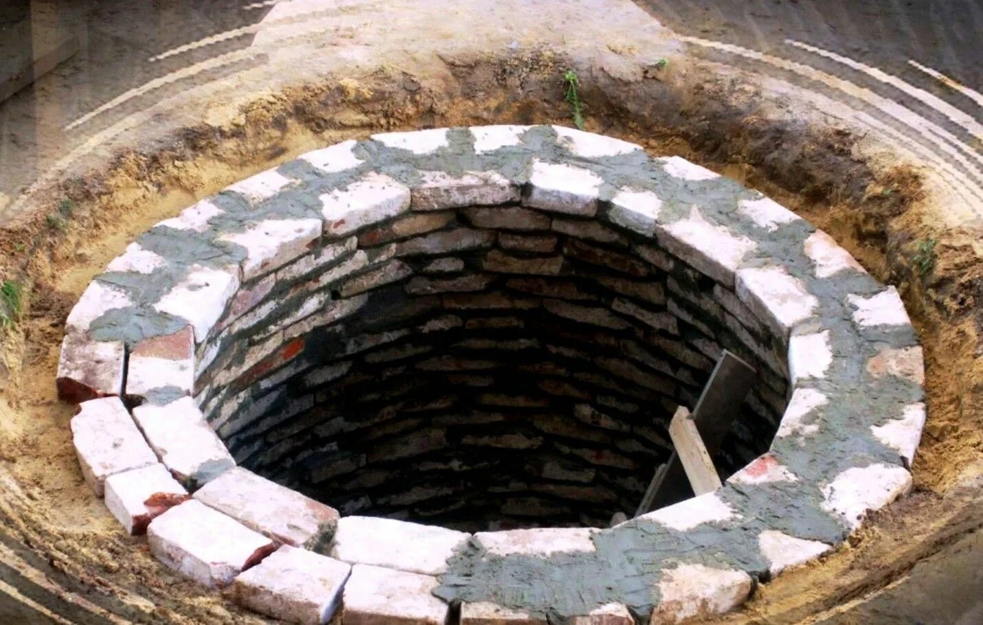 Круглая яма. Канализационная яма. Опалубка для скважины. Канализация выгребная яма в частном доме. Круглый септик из кирпича.