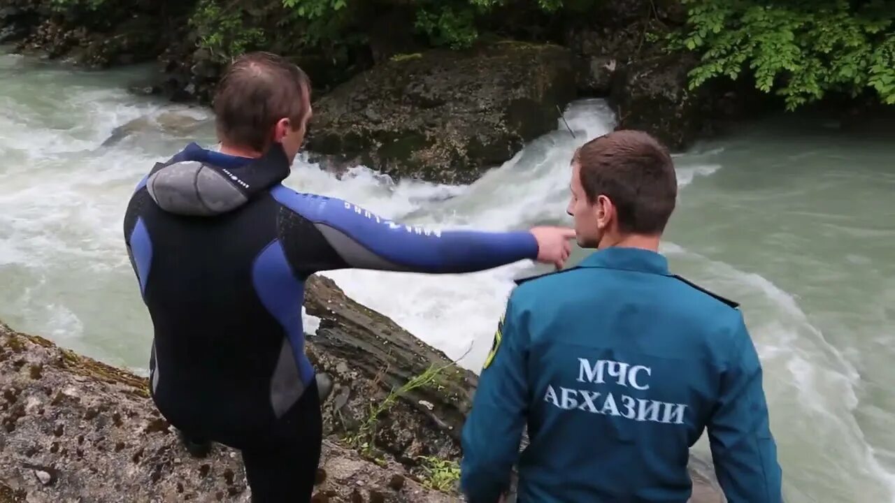 Девушка упавшая в абхазии. Спасатели в абхазии. туристка в абхазии упала в реку. упавшая девушка в абхазии. упала в реку в абхазии россиянка с моста.