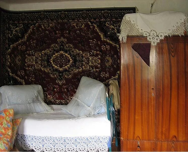 Бабушкины накидки на подушки. Старинная кровать с подушками. Старая деревенская кровать. Накидки на подушки в деревне. Хата сброшены на пол подушки