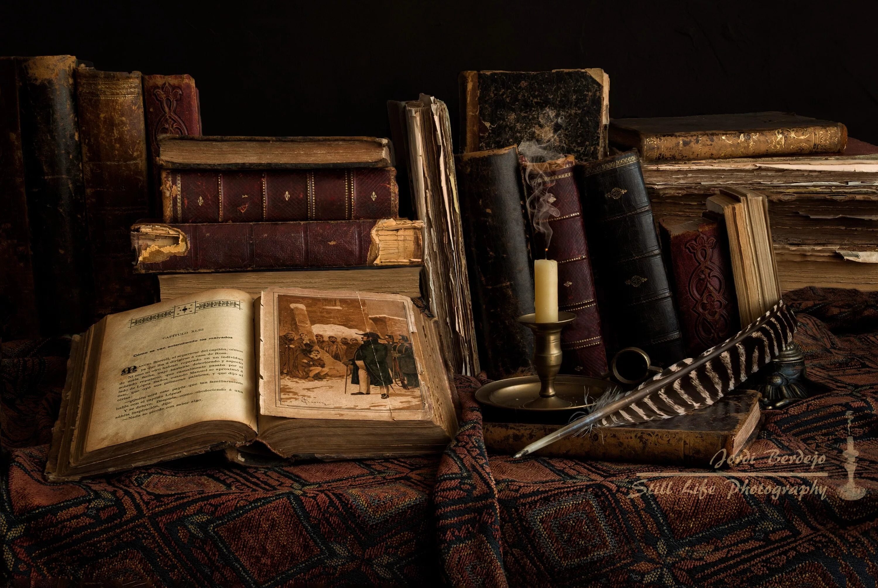 Фон литература 19 века. Старинные книги. Изображение старинных книг. Старинные книги на столе. Стол писателя.