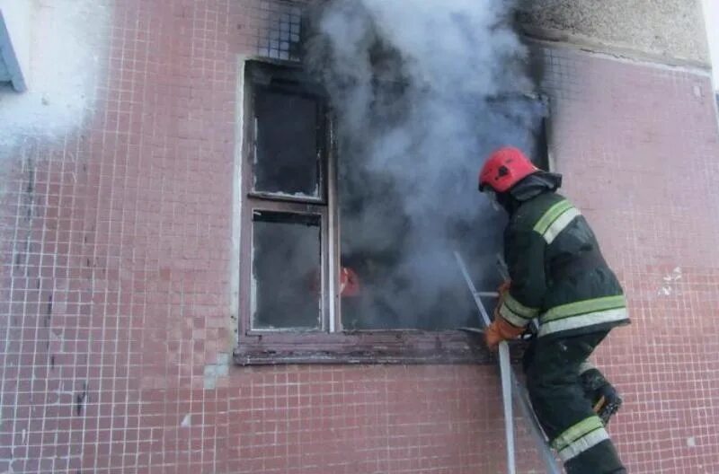 Камеры пожарной безопасности. Пожар в многоквартирном доме фото. Пожарный подъезд. Пожар в подъезде. МЧС возгорание в многоквартирном доме фото.