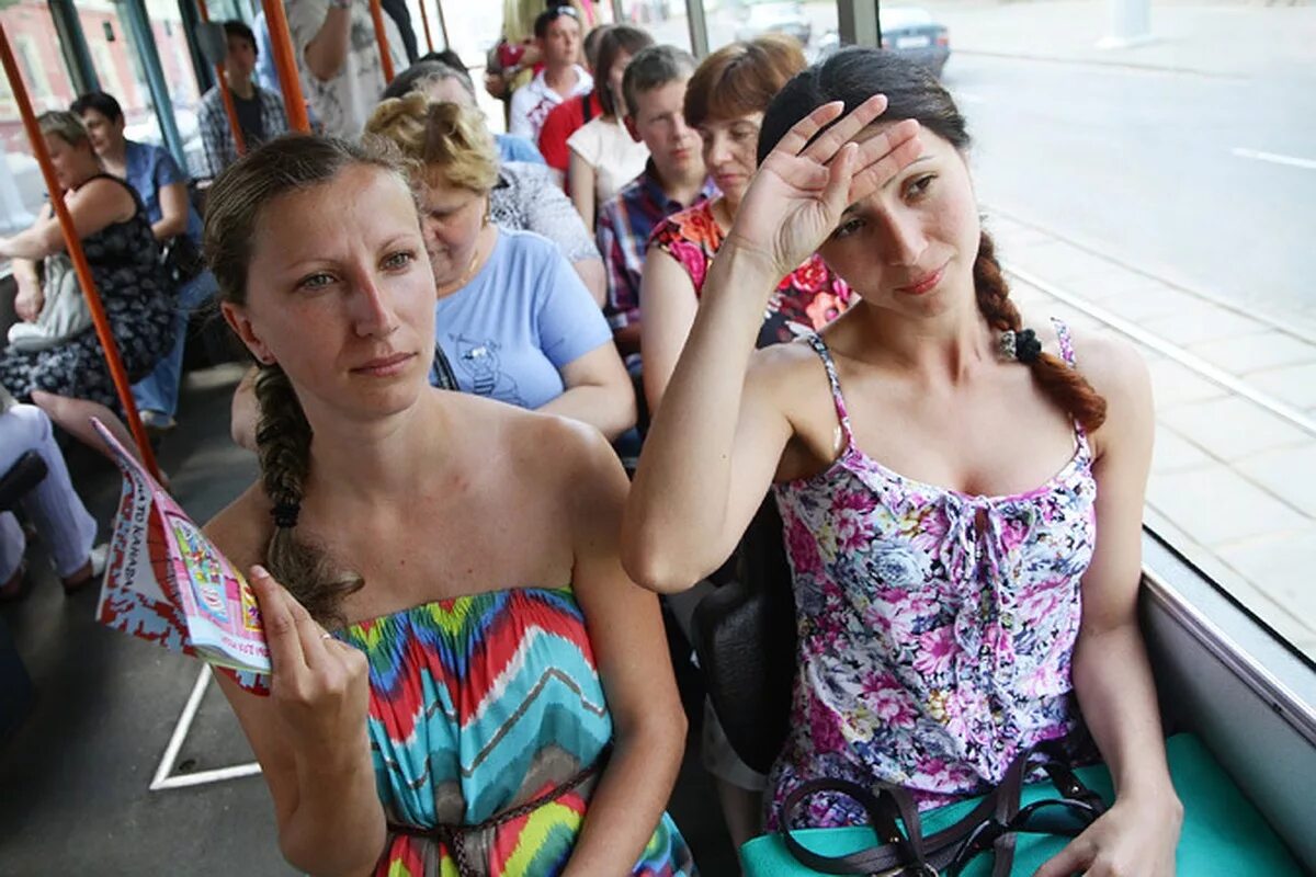 Автобус. Девушка в маршрутке. Красивые девочки подростки в автобусе. Девушки в автобусе летом. Девушка в маршрутке.