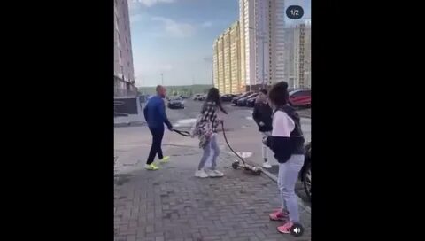 Выбежала девочка из дома