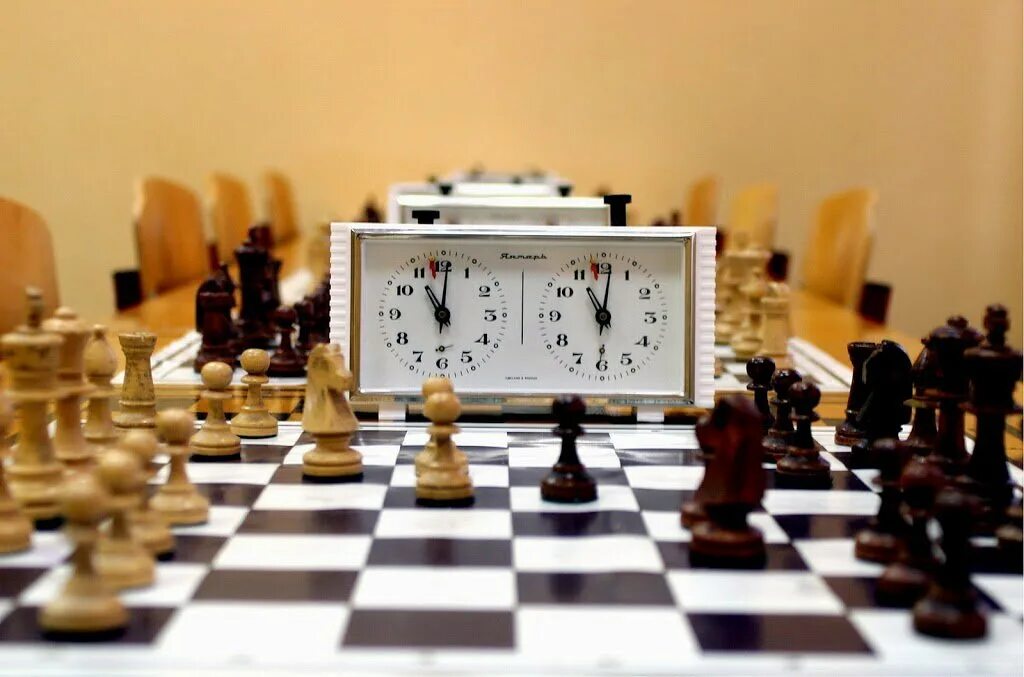 О шахмате. Шахматы. Часы для шахмат. Шахматная партия с часами. Шахматы красивые.
