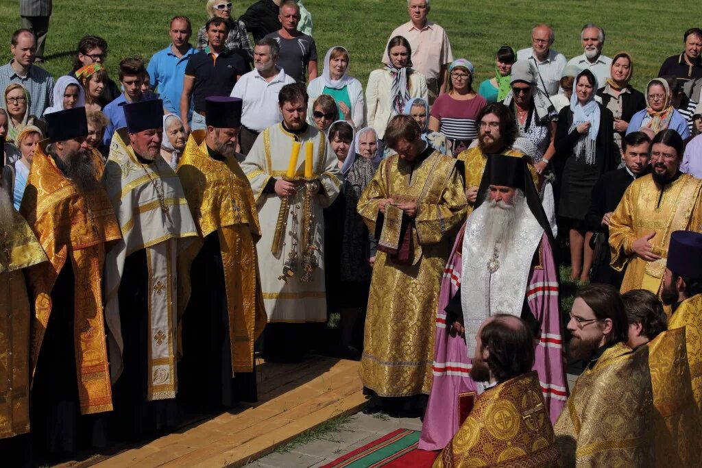 Настоятель храма в Черемушках русских святых.