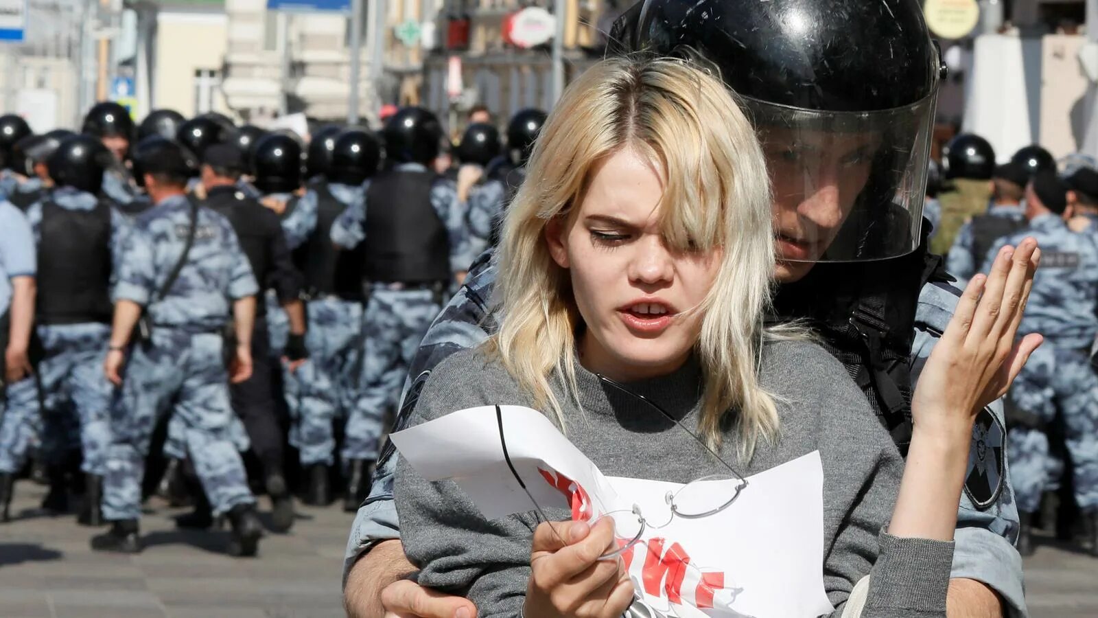 Протесты каталонцев в испании. Пропустили протест. Несанкционированный митинг в москве. Пропустили протест. Протесты в петербурге.