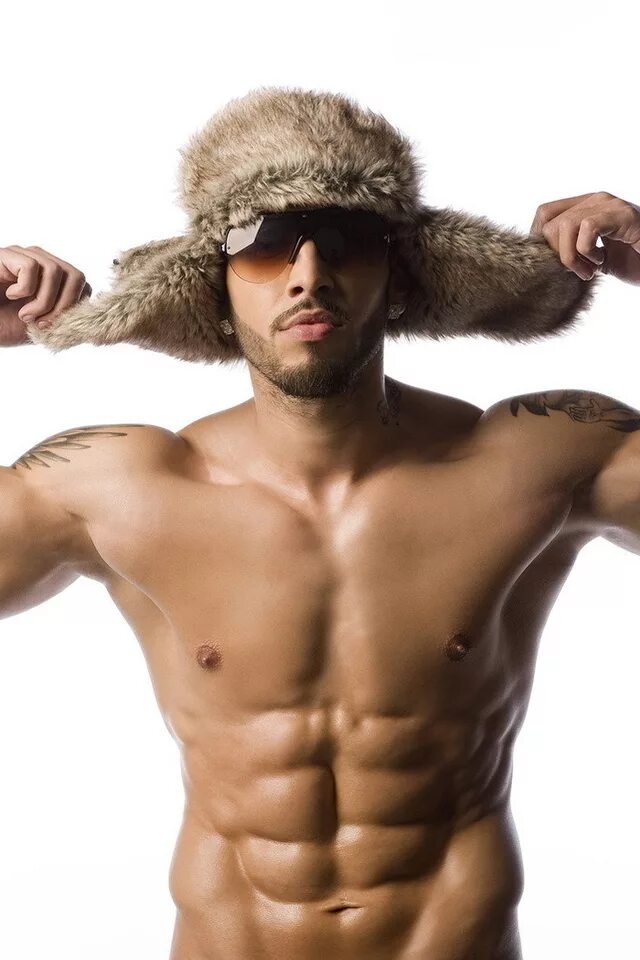 Ушанка тимур черный. Парень в шапке ушанке. Парень в шапке ушанке. Парень в ушанке. Мужик в шапке ушанке.