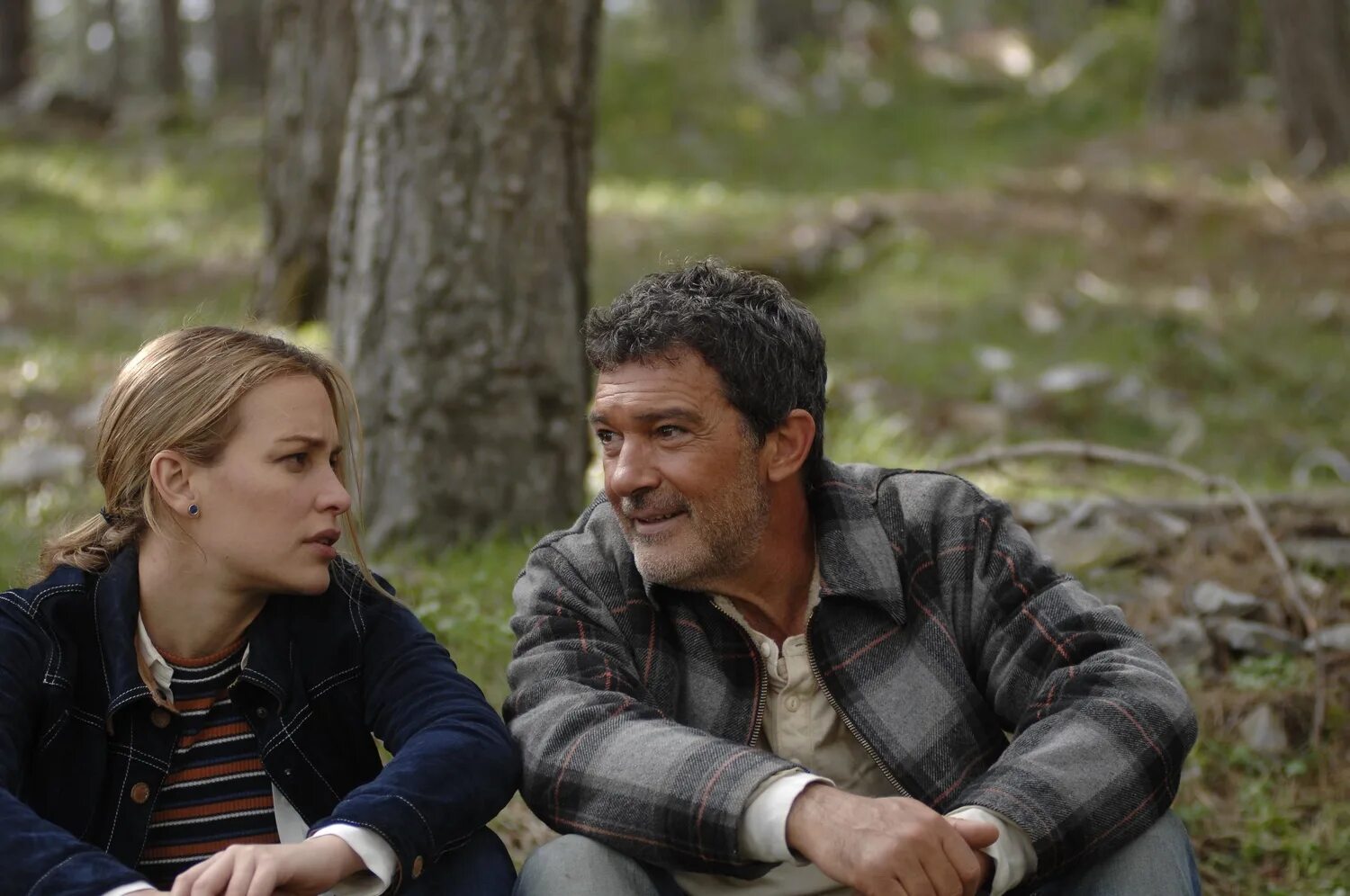 Невидимый страж 2017 постер. Антонио бандерас 2017. Черные триллеры. Ужасы фасбера чёрный дрозд. Черные триллеры.