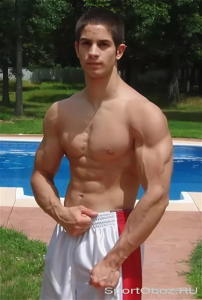 спортсмен в зале. фитнес модель джефф сейд. качок начало. качки любители. начинающие бодибилдеры.