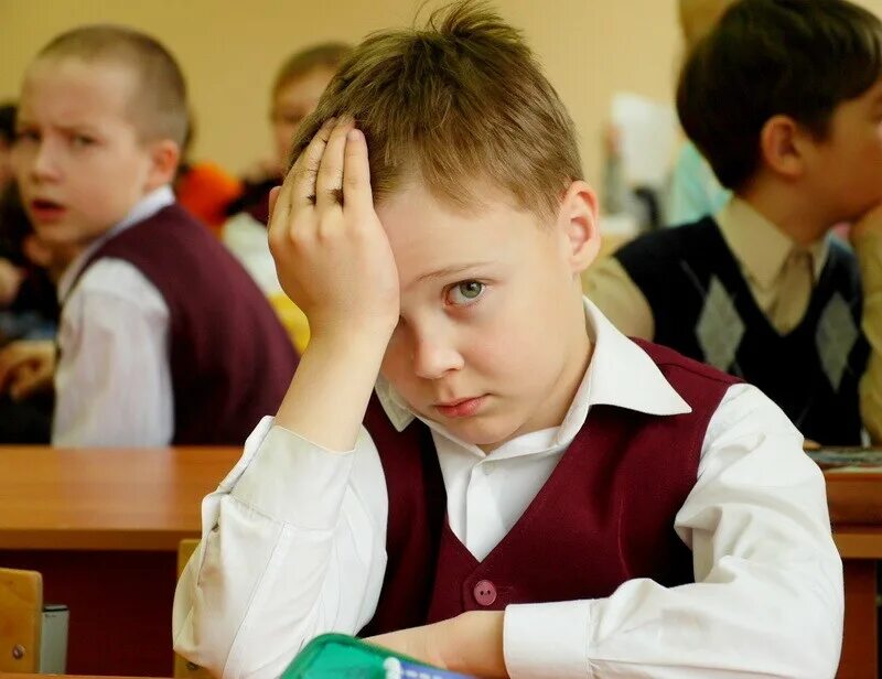 школьники в школе. преподавание в младших классах. младшие школьники. школьники средних классов. ученик с какого возраста.