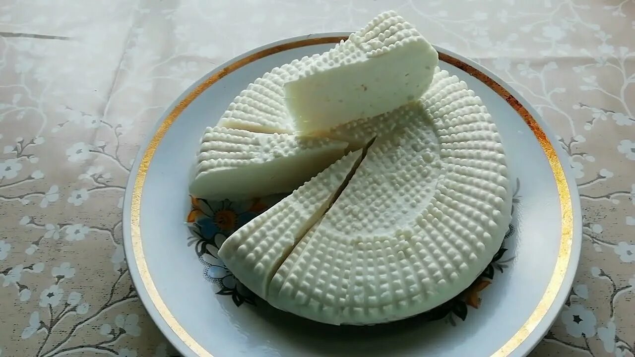 Козий сыр из фермента. Адыгейский козий сыр. Сыр домашний сычужный. Адыгейский сыр из козьего молока. Домашний козий сыр.