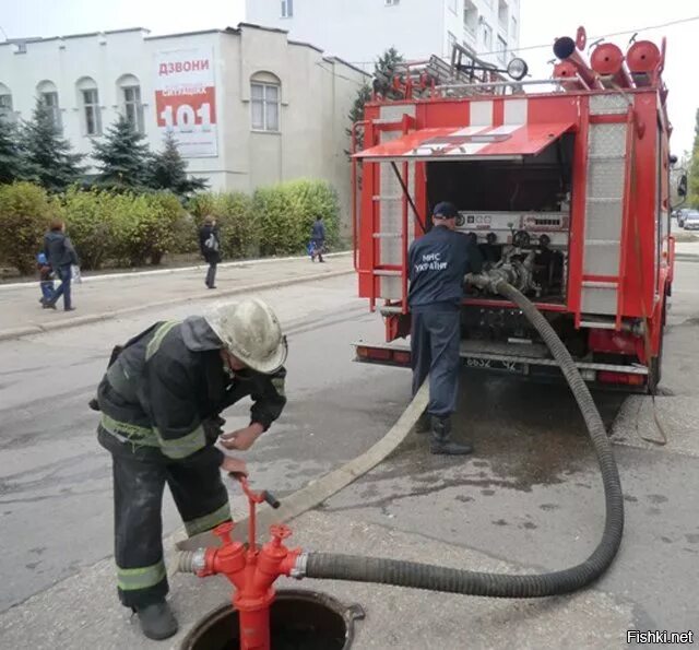 Пожарный автомобиль подача воды. Постановка на гидрант пожарного автомобиля. Забор воды из пожарного гидранта. Пожарная машина на гидранте. Забор воды из гидранта.