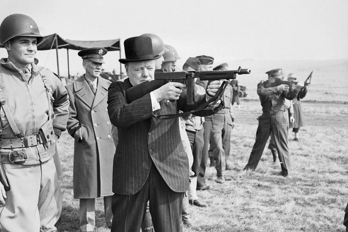 Когда вторая мировая стала мировой. Уинстон Черчилль с Томпсоном. Уинстон Черчилль с автоматом Томпсона. Черчилль 1940.