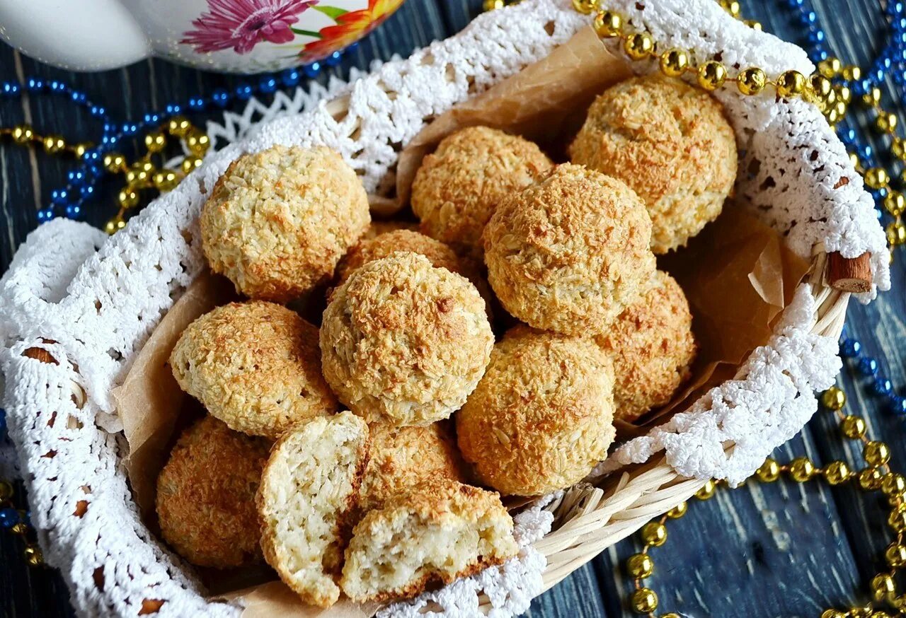 Печенье из кокосовой стружки. Кокосовое кето печенье. Печенье с кокосовой стружкой. Банановое печенье с кокосовой стружкой. Печенье с бананом и кокосовой стружкой.