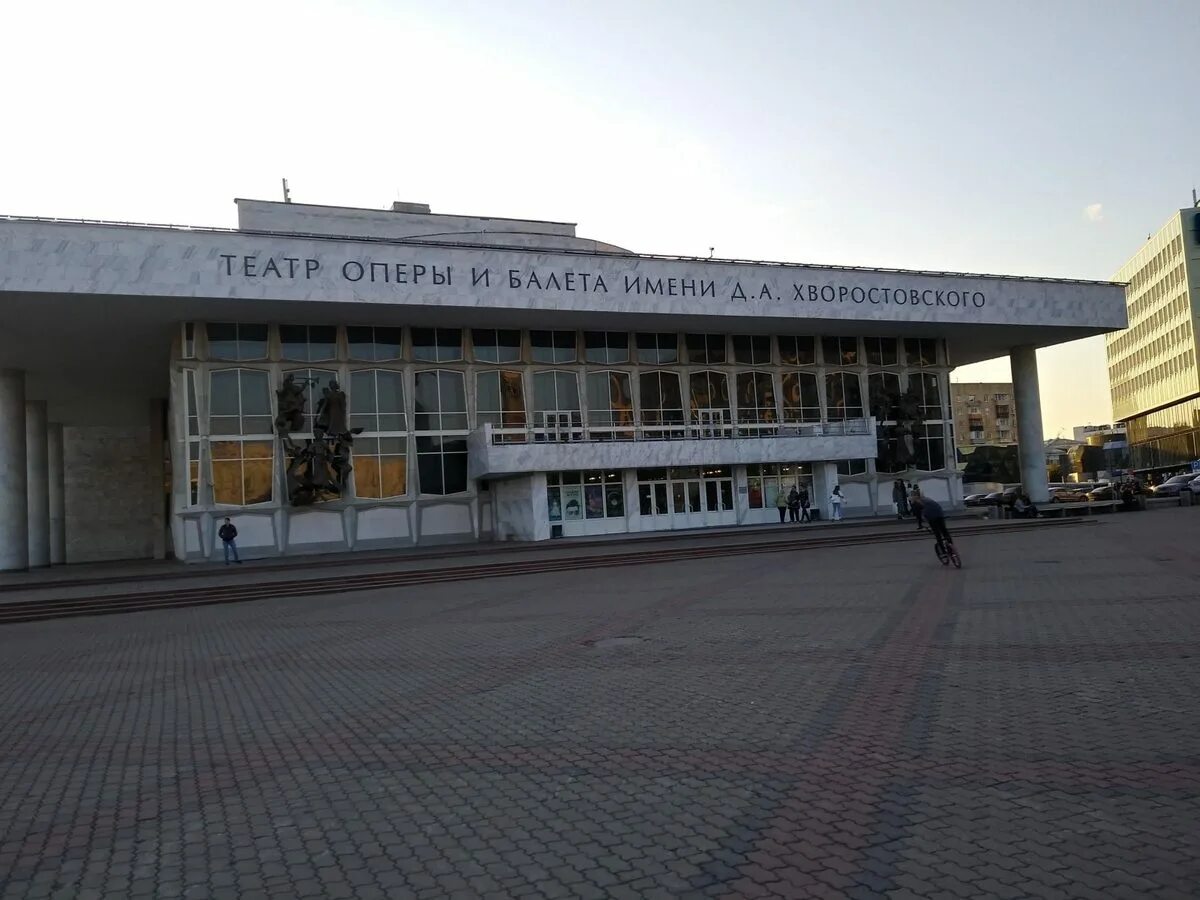 Театр хворостовского красноярск. Театр оперы и балета хворостовского красноярск. Театр оперы и балета здание красноярск. Красноярский театр оперы и балета. Оперы и балета хворостовского красноярск.