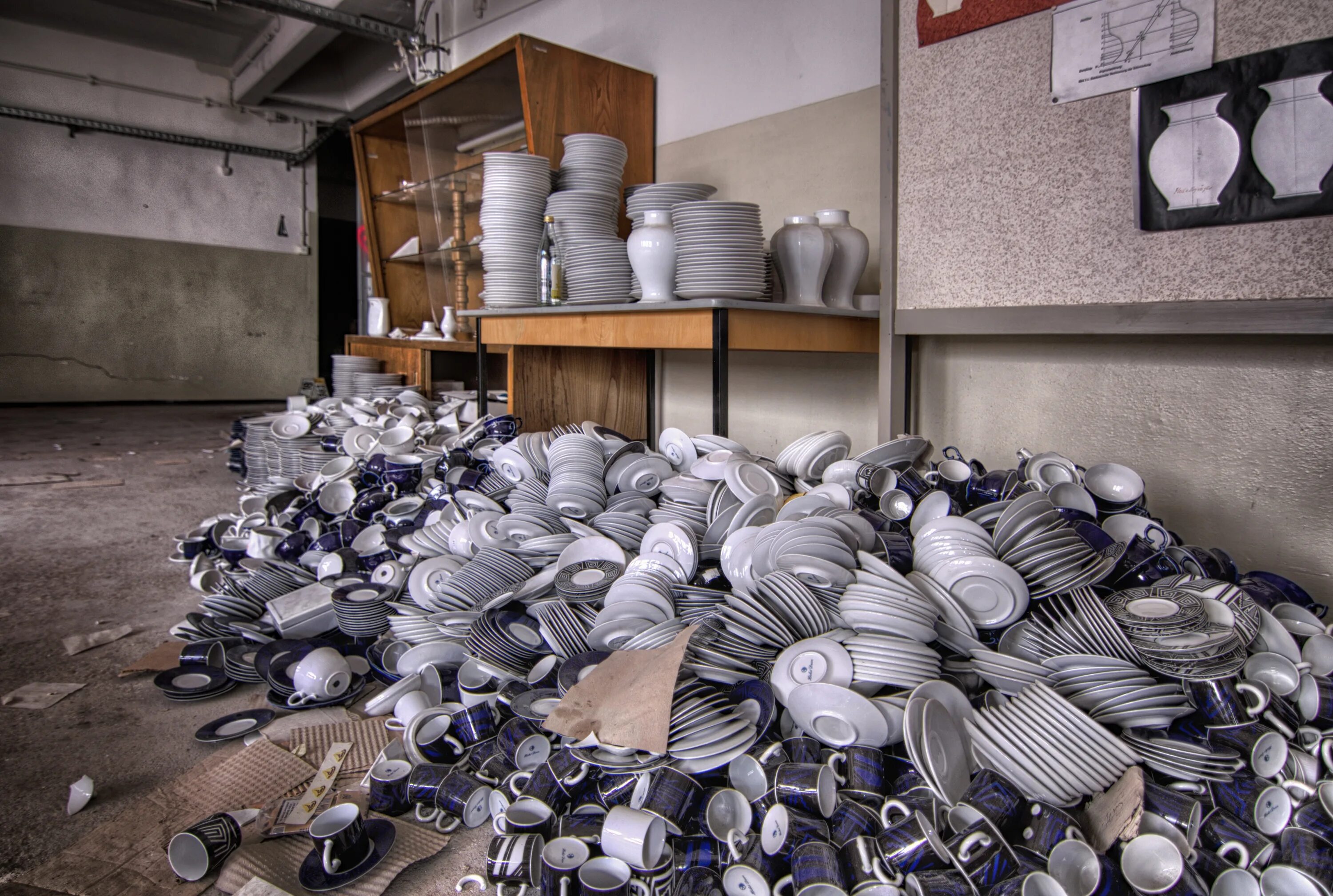 Цветная посуда для кухни. Много тарелок. Стопка чистой посуды. Куча посуды. Разные утвари для кухни.