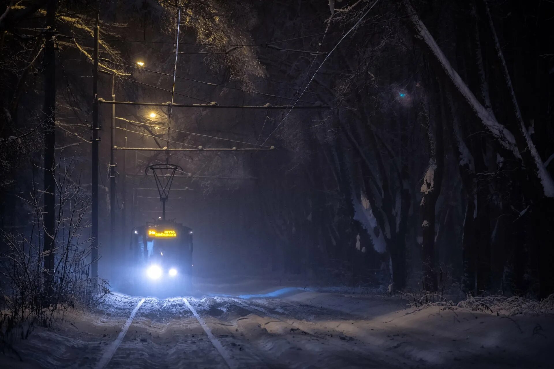 Снегопад ночью. Снег фонарь. Ночной трамвай. Фонарь ночью. Ночные сугробы