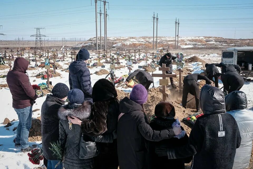 Похороны салтанат нукеновой фото в гробу. Селезневское кладбище Волгоград похороны. Похороны в Камышине 26012023. Похороны сегодня в Камышине.