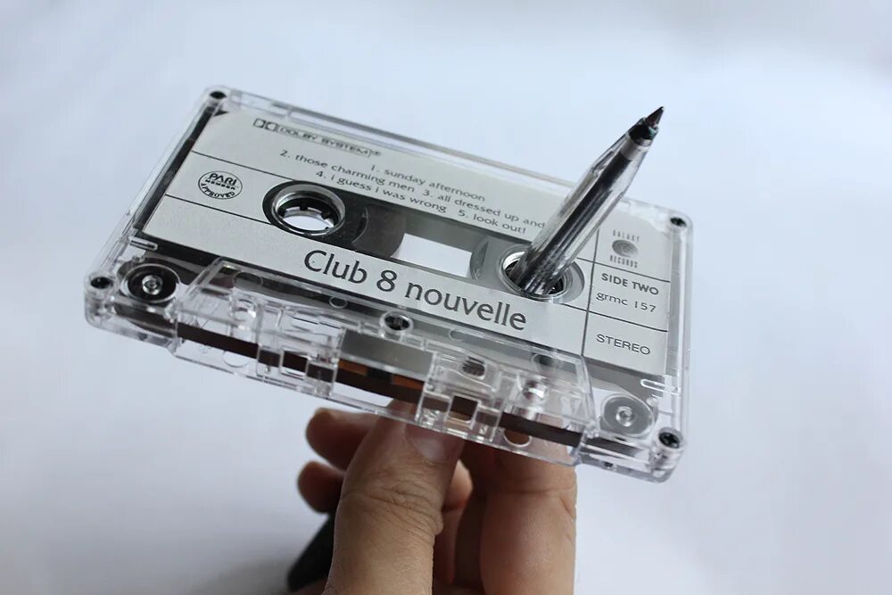 кассета и карандаш. перемотка кассеты ручкой. магнитофонная кассета и карандаш. перемотка кассеты карандашом. перемотка кассеты ручкой.