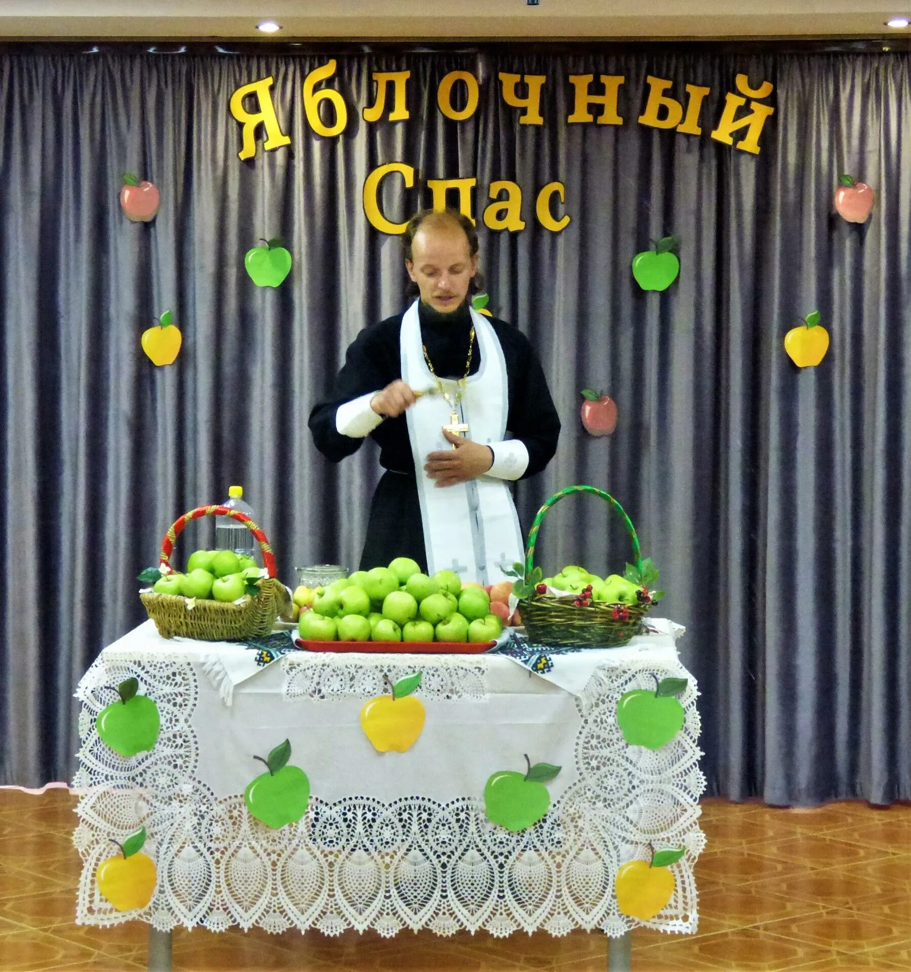 Поминальные дары в церкви на Яблочный Спас