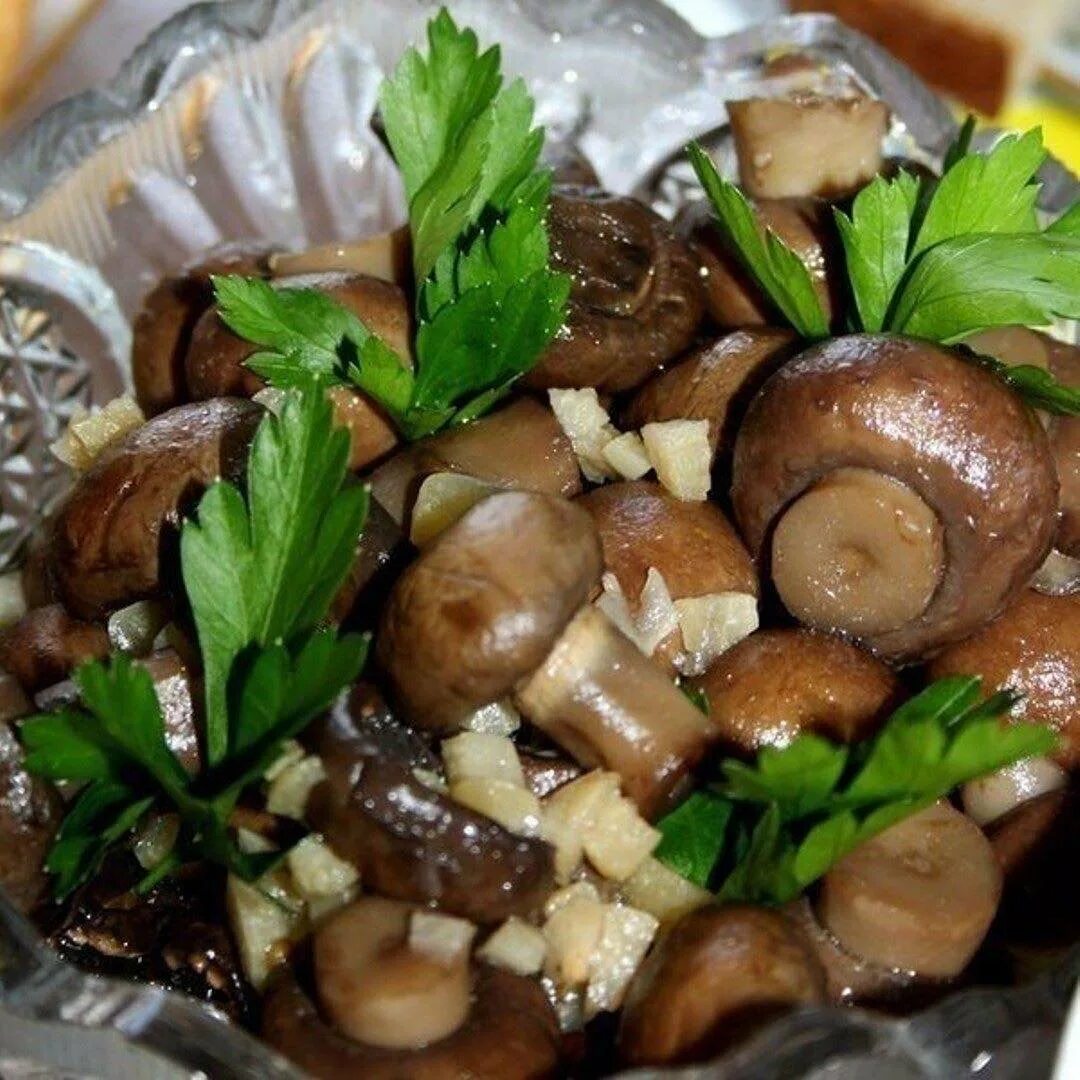 Мариновать грибы рецепты простой. Малосольные грибы шампиньоны. Маринов шампиньоны быстрого приготовления. Маринов шампиньоны быстрого. Заманаривать шампиньоны.