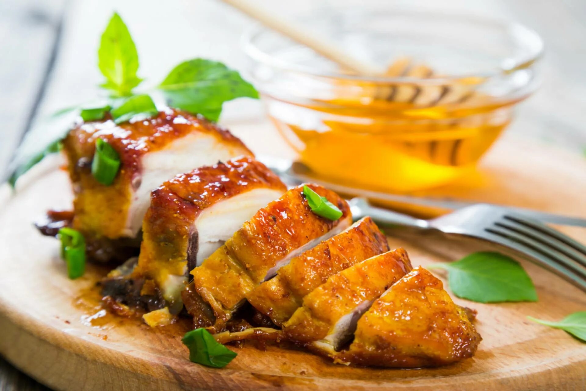 филе куриное в маринаде. острые крылышки барбекю. маринад для крылышек с медом. куриное филе в соево-медовом соусе. курица в соевом соусе с медом.