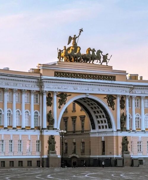 Что напротив эрмитажа