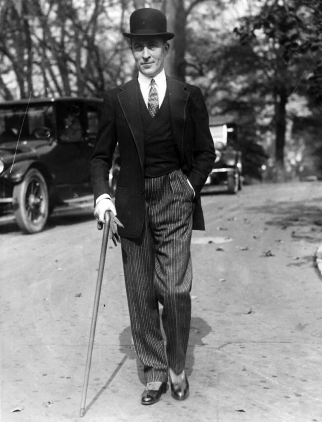 Мужчины 30 х. 1920е мужская мода в США. Обувь Чарли Чаплина. Стиль эпоха Чарли Чаплина одежда. Мода 20го века мужская Франции.
