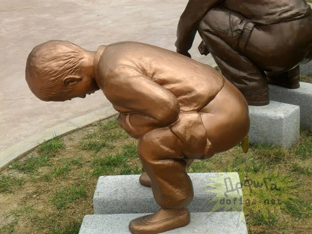Накакала какашку. Парк туалетной культуры Южная Корея. Скульптура какающие мальчики.