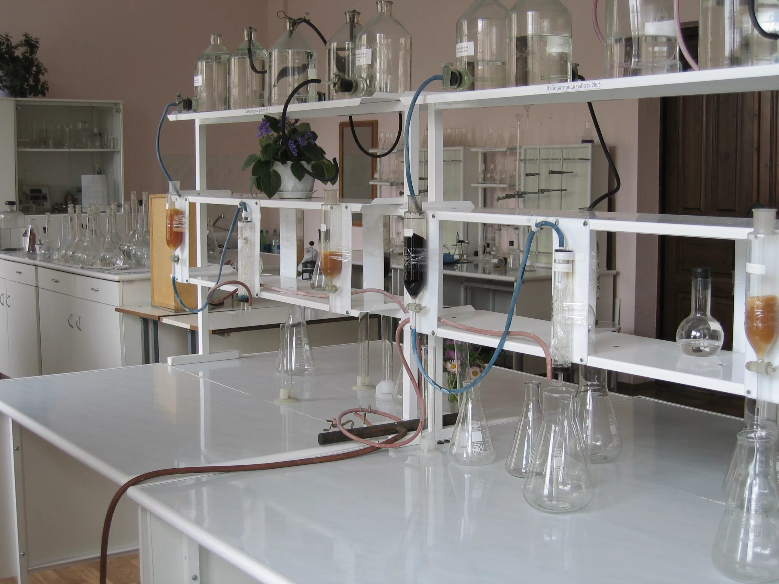 Физико-химическая лаборатория. Оборудование лаборатории. Лабораторные аппараты. Стол лабораторный для титрования.