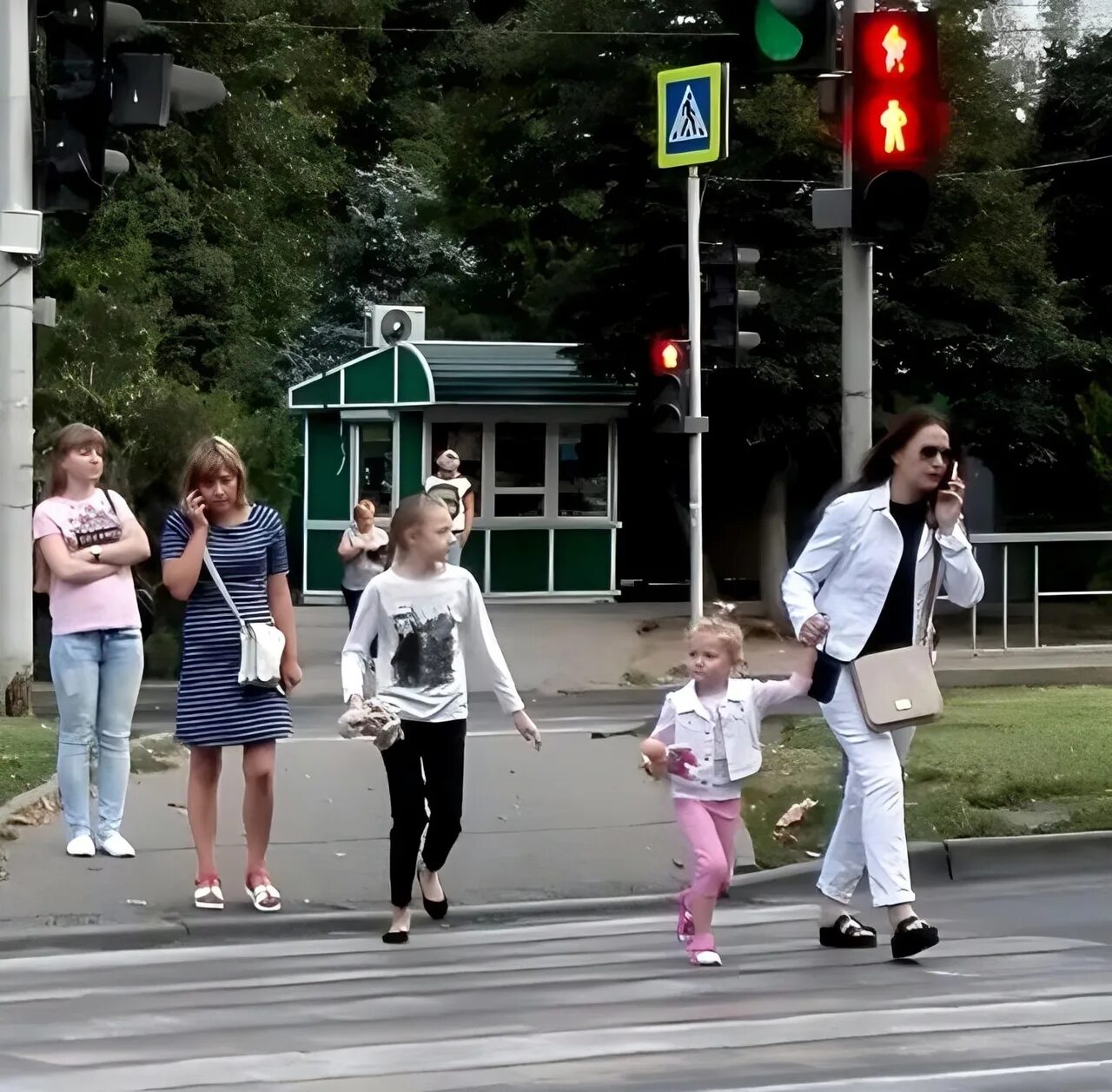 Дети на дороге. Пешеходы на улице. Пешеходный для детей. Родители и Дели на дороге. Переход на красный пешеход