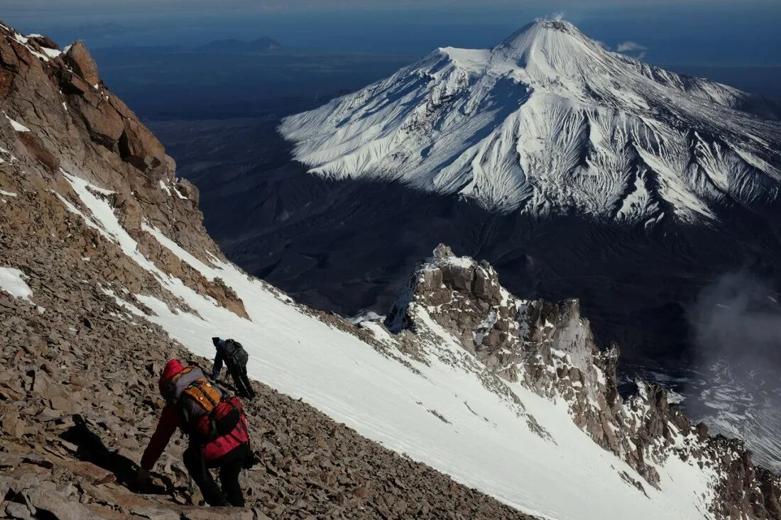 Камчатка ключевская сопка. Авачинский вулкан камчатка высота. Массовое восхождение на авачинский вулкан 2010. Камчатка подъем на авачинский вулкан. Камчатка ключевская сопка.