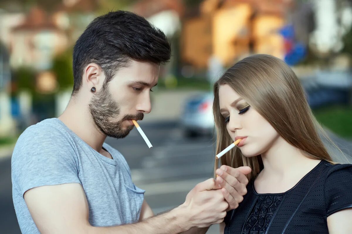 Мальчик дает мужчине. Курение мужчины и женщины. Курящие мужчины и женщины. Курящий мужчина и женщина. Мужчина и женщина с сигаретой.
