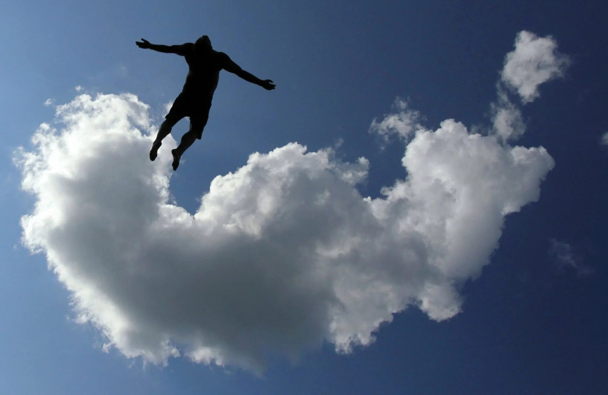 Улетаем отсюда. Летающий человек. Летать в облаках. Человек летит в небе. Полет в небе.