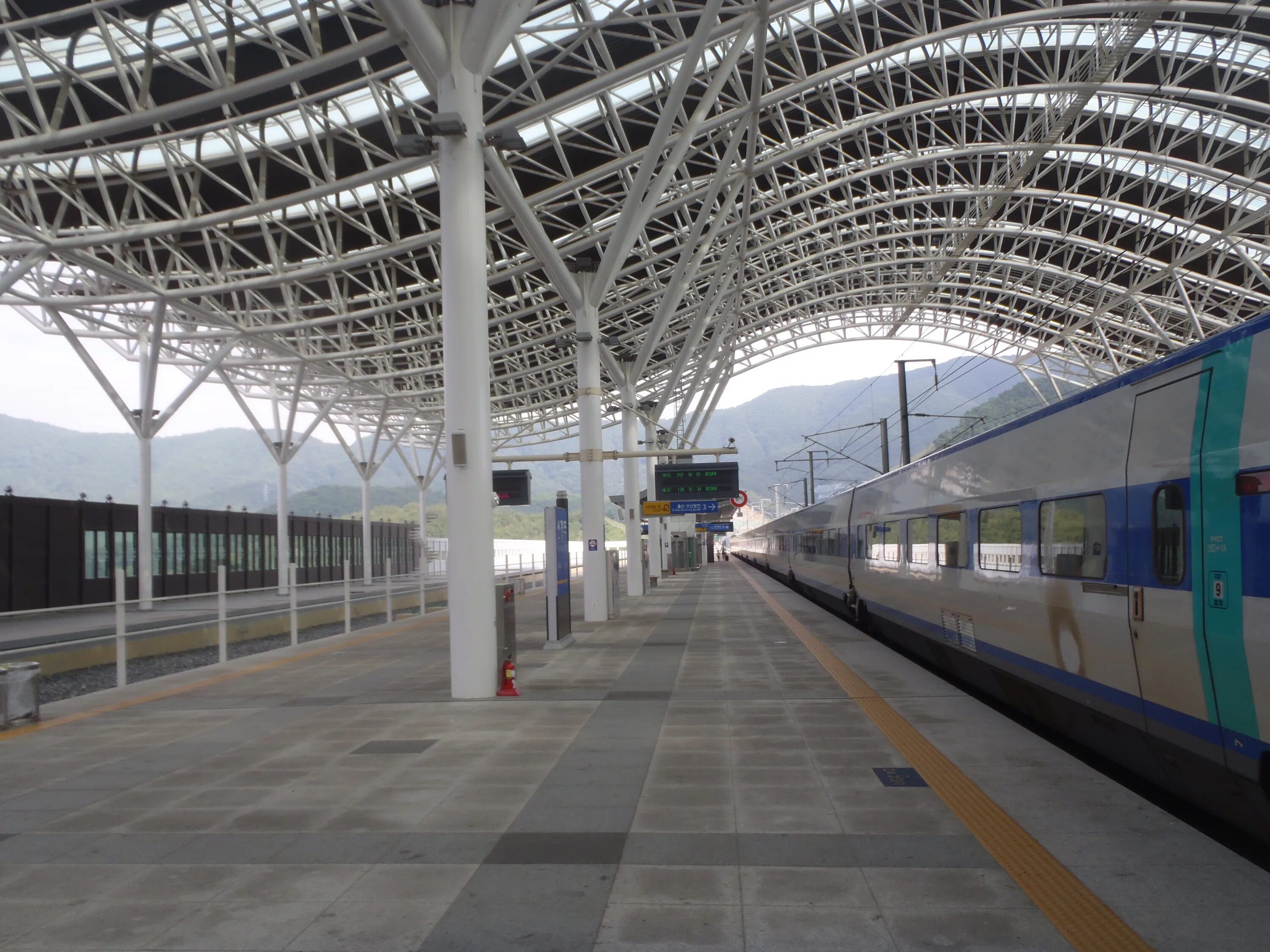 Вокзал Южной Кореи. Солнечная станция ЖД. Южная Корея поезд вокзал. ЖД вокзал в Корее.
