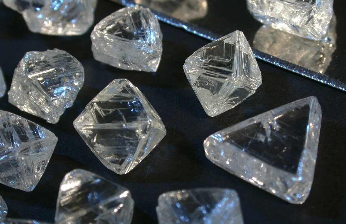 Алмазы какое ископаемое. Де Бирс Алмаз. Кристал диамонд. Алмаз неограненный камень. Алмаз неограненный камень бриллианты.