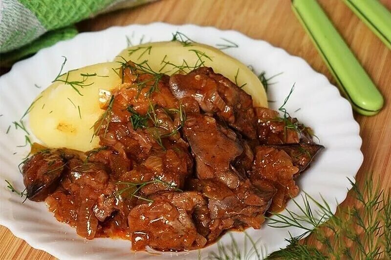 Почки тушёные с солёными огурцами. Блюда из куриных голов. Салат с фасолью солеными огурцами и сухариками. Курица с огурцами солеными тушеная. Азу по-татарски с говядиной.