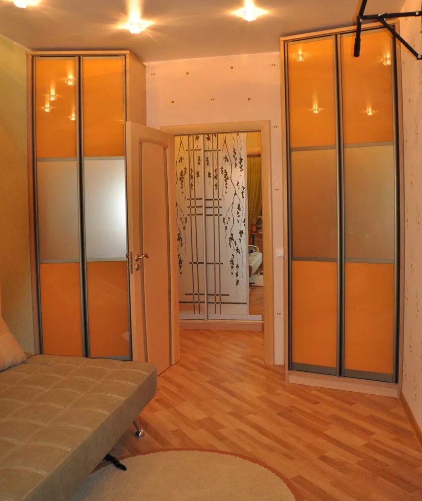 зайди в другую комнату. шумно в квартире. человек заходит в квартиру. мемы про зайди в магазин. зайди в другую комнату.