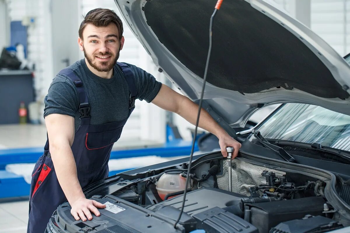 Sam had the mechanic his car. Механика автомобиля. Механик фотосток. Механик машина. Мультимедиа автомеханик.