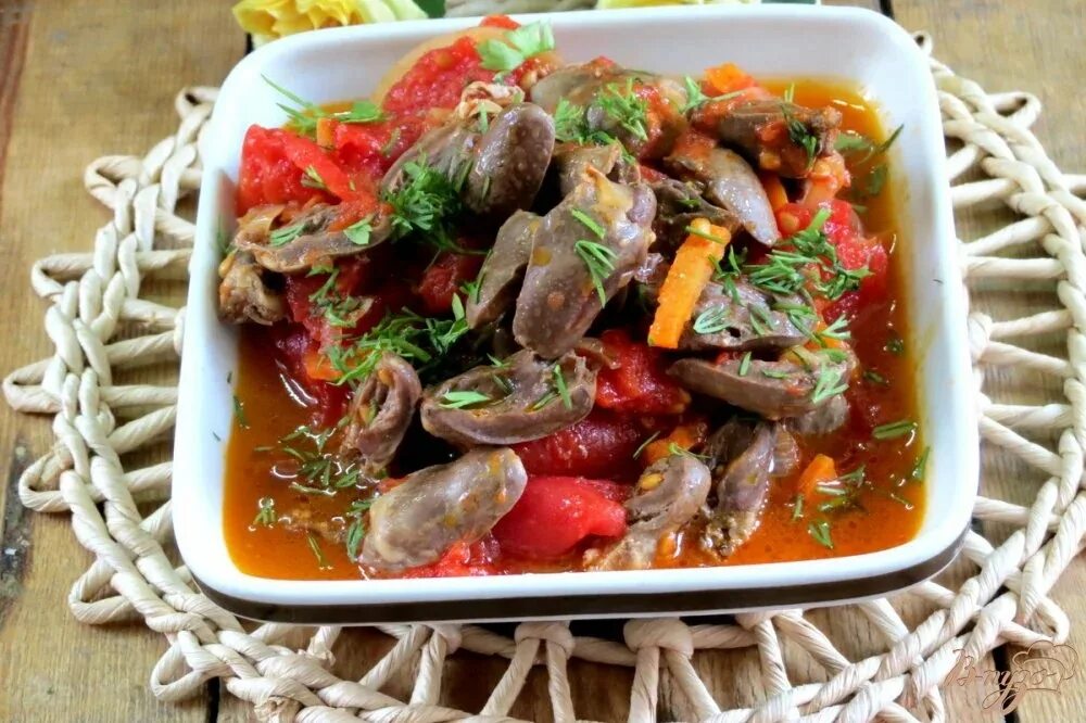 Куриные сердечки в соевом рецепт. Куриные сердечки с овощами. куриные сердечки тушеные с овощами. печень тушеная с овощами. горячие блюда из субпродуктов.