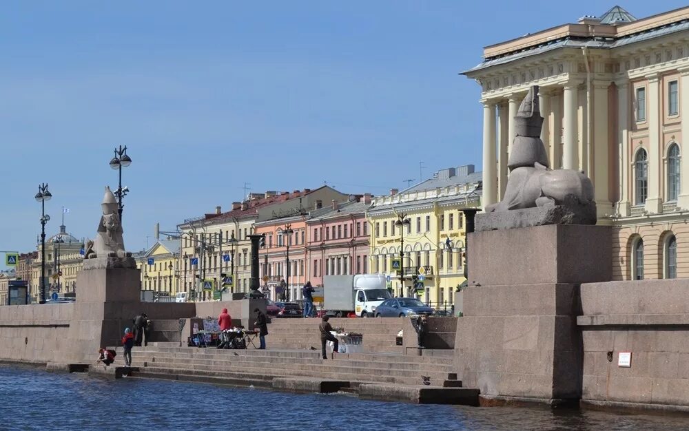 Кто жил в санкт петербурге. Сфинксы у академии художеств в санкт-петербурге. сфинксы в санкт-петербурге на университетской набережной. сфинксы на университетской набережной. пристань у академии художеств в санкт-петербурге.